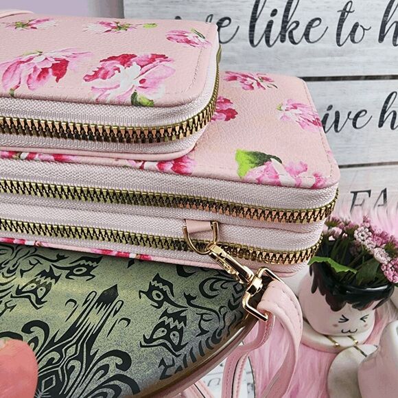 ๐โNWT Ch!c Unlimited Pink Floral Travel Wallet ID Case 8"h x 5L" x 3โw #7250 ๐ - Picture 6 of 7